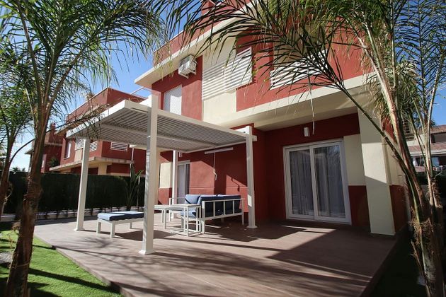 Foto 1 de Venta de chalet en Cabo Roig - La Zenia de 4 habitaciones con terraza y piscina