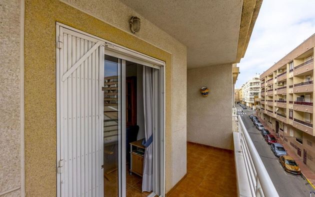 Foto 1 de Venta de piso en Centro - Torrevieja de 2 habitaciones con terraza y garaje