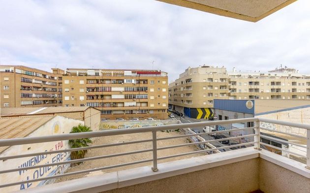 Foto 2 de Pis en venda a Centro - Torrevieja de 2 habitacions amb terrassa i garatge