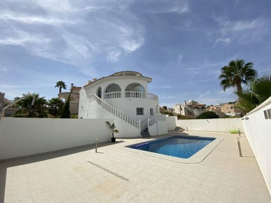 Foto 1 de Xalet en lloguer a calle Sierra Morena de 4 habitacions amb terrassa i piscina