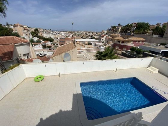 Foto 2 de Xalet en lloguer a calle Sierra Morena de 4 habitacions amb terrassa i piscina