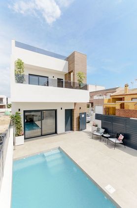 Foto 1 de Casa adossada en venda a calle Pais Valenciano de 3 habitacions amb terrassa i piscina