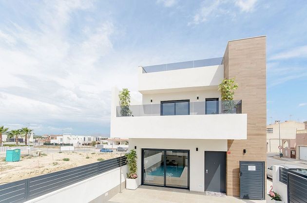 Foto 2 de Casa adossada en venda a calle Pais Valenciano de 3 habitacions amb terrassa i piscina