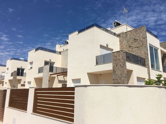 Foto 2 de Chalet en venta en Playa de los Locos de 3 habitaciones con terraza y piscina