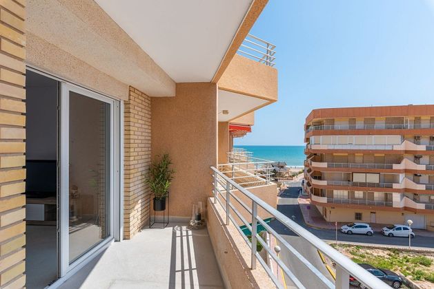 Foto 1 de Pis en lloguer a Guardamar Playa de 2 habitacions amb terrassa i mobles