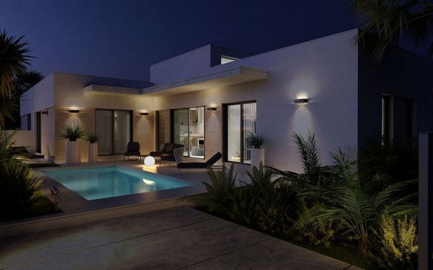 Foto 1 de Chalet en venta en Daya Nueva de 3 habitaciones con terraza y piscina