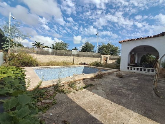 Foto 2 de Chalet en venta en Vistahermosa de 4 habitaciones con piscina y jardín
