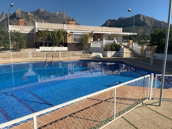 Foto 2 de Venta de chalet en Busot de 4 habitaciones con piscina y aire acondicionado