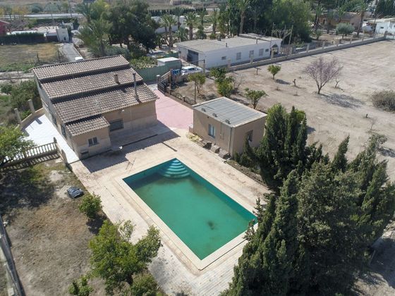 Foto 1 de Venta de chalet en Novelda de 4 habitaciones con piscina y jardín