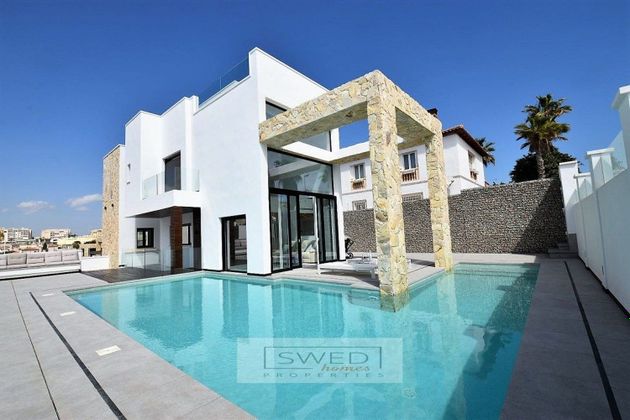 Foto 1 de Casa en venda a Centro - Torrevieja de 4 habitacions amb piscina i jardí