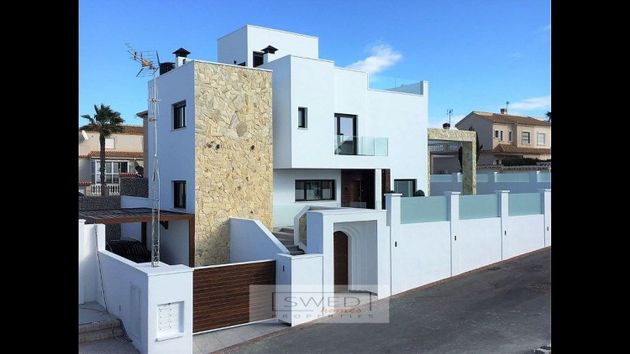 Foto 2 de Casa en venda a Centro - Torrevieja de 4 habitacions amb piscina i jardí