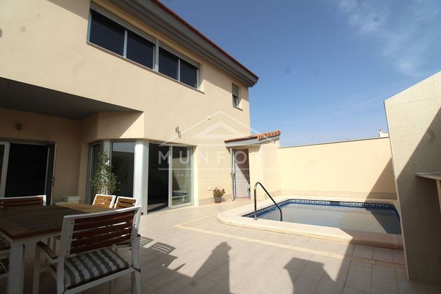 Foto 1 de Xalet en venda a San Pedro del Pinatar de 3 habitacions amb terrassa i piscina