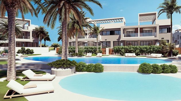 Foto 2 de Casa en venda a Centro - Torrevieja de 2 habitacions amb terrassa i piscina