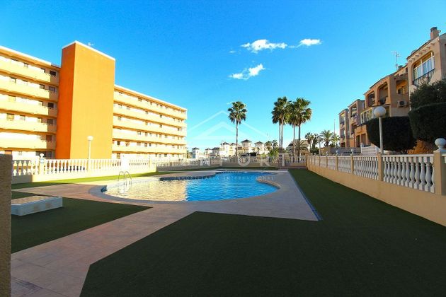 Foto 1 de Xalet en venda a Nueva Torrevieja - Aguas Nuevas de 3 habitacions amb terrassa i piscina