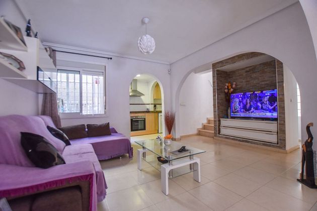 Foto 2 de Casa adossada en venda a calle Creta de 3 habitacions amb terrassa i piscina