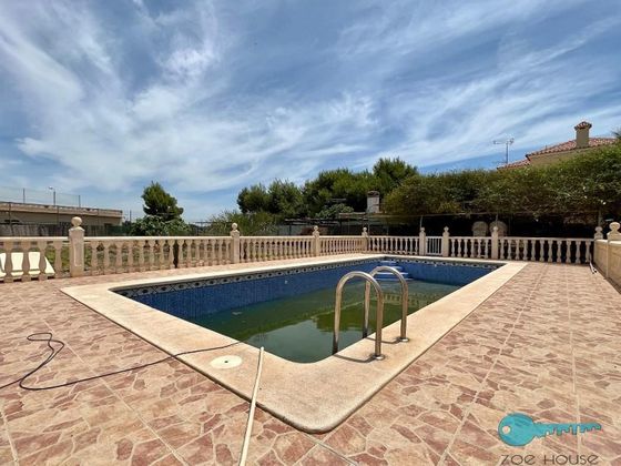 Foto 2 de Venta de chalet en Perleta - Maitino de 6 habitaciones con terraza y piscina