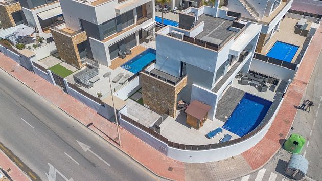 Foto 2 de Venta de casa en calle Proa de 4 habitaciones con terraza y piscina