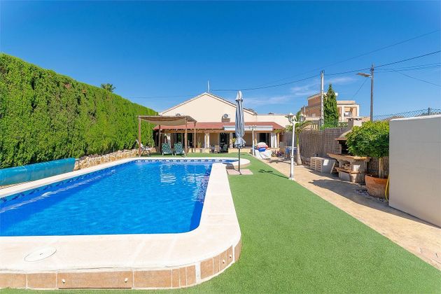 Foto 1 de Casa en venda a calle CV de 4 habitacions amb terrassa i piscina