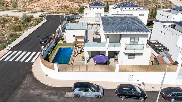 Foto 2 de Casa en venda a calle Suecia de 3 habitacions amb terrassa i piscina