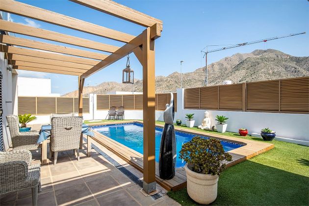 Foto 1 de Casa en venda a calle Suecia de 3 habitacions amb terrassa i piscina