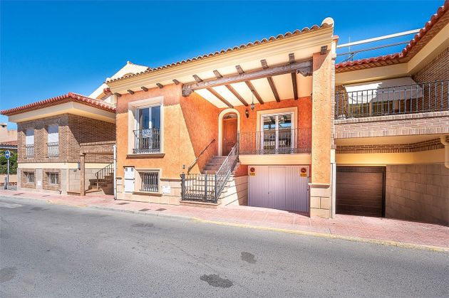 Foto 1 de Casa en venta en calle Ramón y Cajal de 3 habitaciones con terraza y garaje