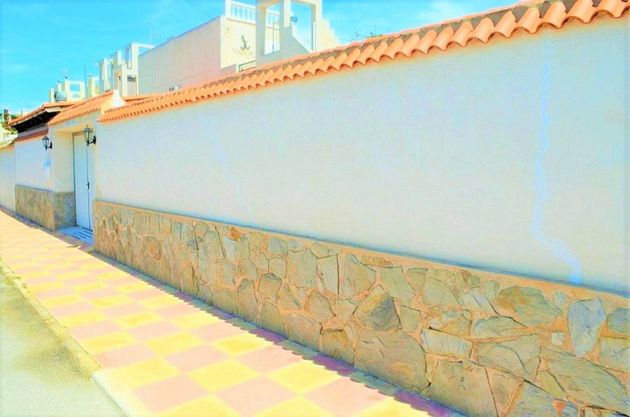 Foto 2 de Xalet en venda a La Siesta - El Salado - Torreta de 3 habitacions amb terrassa i piscina