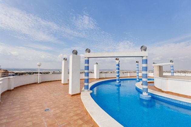 Foto 2 de Ático en venta en Nueva Torrevieja - Aguas Nuevas de 2 habitaciones con terraza y piscina