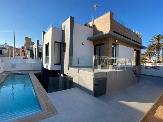Foto 1 de Venta de chalet en Torrelamata - La Mata de 4 habitaciones con terraza y piscina