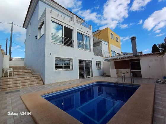 Foto 1 de Venta de chalet en Villajoyosa ciudad de 5 habitaciones con terraza y piscina