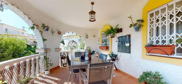 Foto 2 de Casa adossada en venda a Monforte del Cid de 4 habitacions amb terrassa i piscina