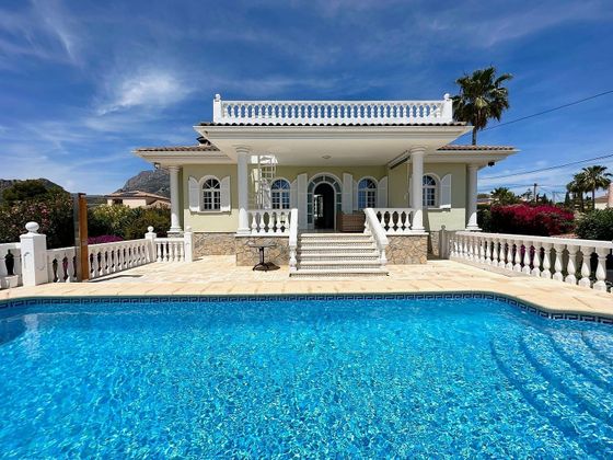 Foto 1 de Xalet en venda a Nucia (la) de 5 habitacions amb terrassa i piscina