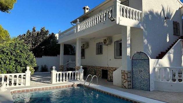 Foto 2 de Chalet en alquiler en Nucia (la) de 3 habitaciones con terraza y piscina