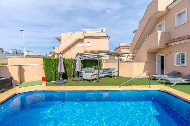 Foto 1 de Venta de piso en calle Valdepeñas de 2 habitaciones con terraza y piscina