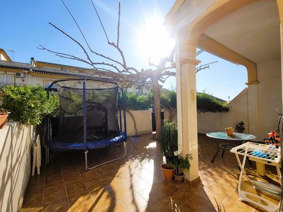 Foto 2 de Casa en venda a Daya Nueva de 3 habitacions amb piscina i garatge