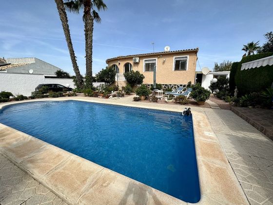 Foto 2 de Xalet en venda a La Marina de 3 habitacions amb piscina i garatge