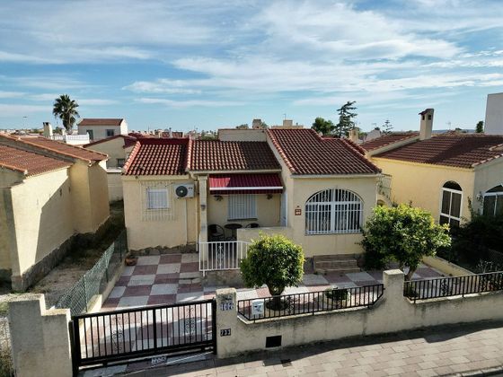 Foto 1 de Chalet en venta en San Fulgencio de 2 habitaciones con piscina y balcón