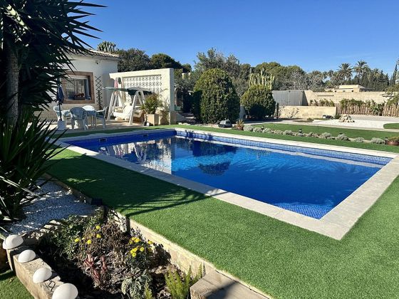 Foto 2 de Xalet en venda a La Marina de 4 habitacions amb terrassa i piscina