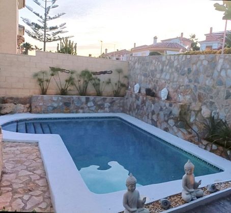 Foto 2 de Venta de chalet en Bonalba-Cotoveta de 3 habitaciones con terraza y piscina