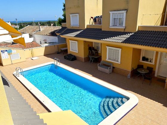 Foto 2 de Casa adossada en venda a La Marina de 3 habitacions amb terrassa i piscina