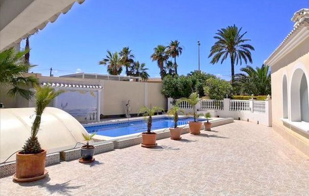 Foto 2 de Venta de chalet en Cabo Roig - La Zenia de 5 habitaciones con terraza y piscina