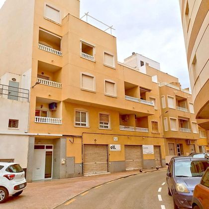 Foto 2 de Venta de piso en Torrelamata - La Mata de 2 habitaciones con terraza y balcón