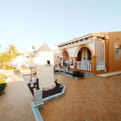 Foto 1 de Chalet en venta en La Siesta - El Salado - Torreta de 2 habitaciones con terraza y piscina