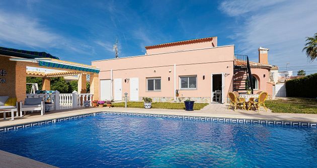 Foto 1 de Xalet en venda a La Siesta - El Salado - Torreta de 5 habitacions amb terrassa i piscina
