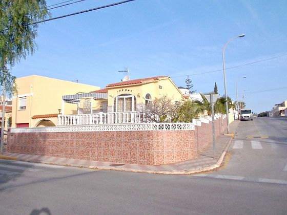 Foto 1 de Chalet en venta en San Fulgencio de 3 habitaciones con terraza y jardín