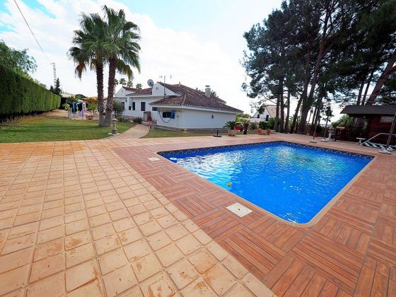 Foto 1 de Venta de chalet en Busot de 4 habitaciones con terraza y piscina
