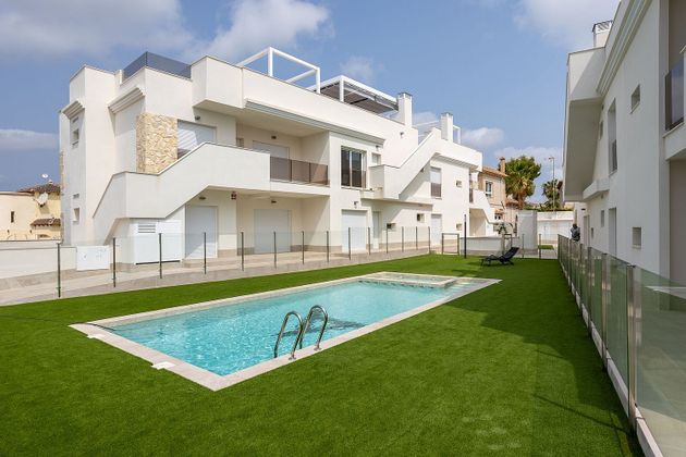Foto 1 de Àtic en venda a calle Villamartin Orihuela Costa de 2 habitacions amb terrassa i piscina