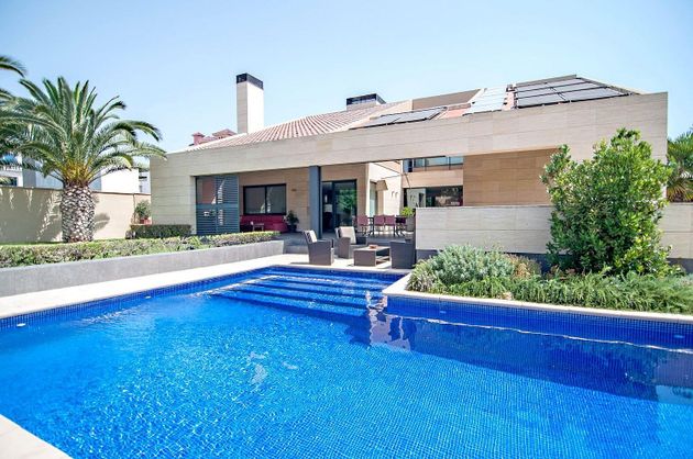 Foto 2 de Chalet en venta en Vistahermosa de 6 habitaciones con terraza y piscina
