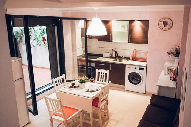 Foto 1 de Dúplex en venda a Centro - Alicante de 1 habitació amb terrassa i mobles