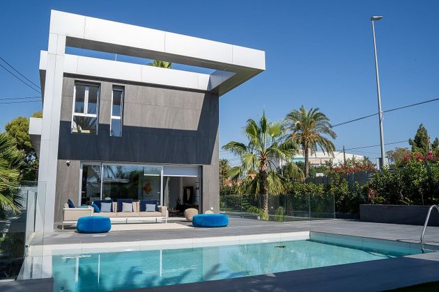 Foto 1 de Chalet en venta en Playa Mucha Vista de 7 habitaciones con terraza y piscina
