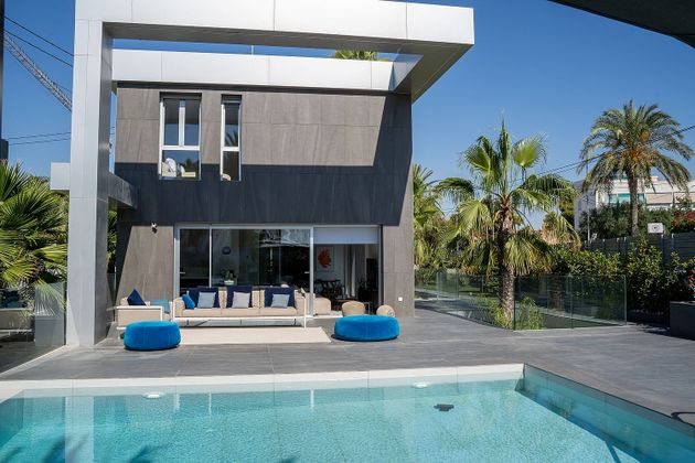 Foto 2 de Chalet en venta en Playa Mucha Vista de 7 habitaciones con terraza y piscina